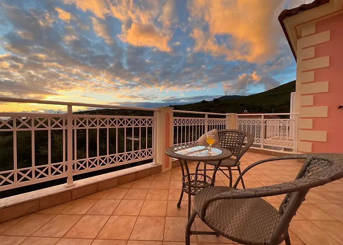 Kaminia Rose Private Pool & Jacuzzi *