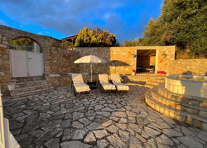 Kaminia Rose Private Pool & Jacuzzi